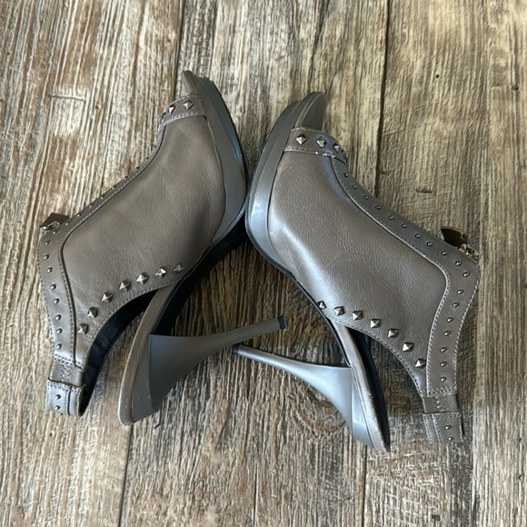 В Makowsky Open Toe/Back Leather Studded
Stiletto, 6M - Picture 7 of 12